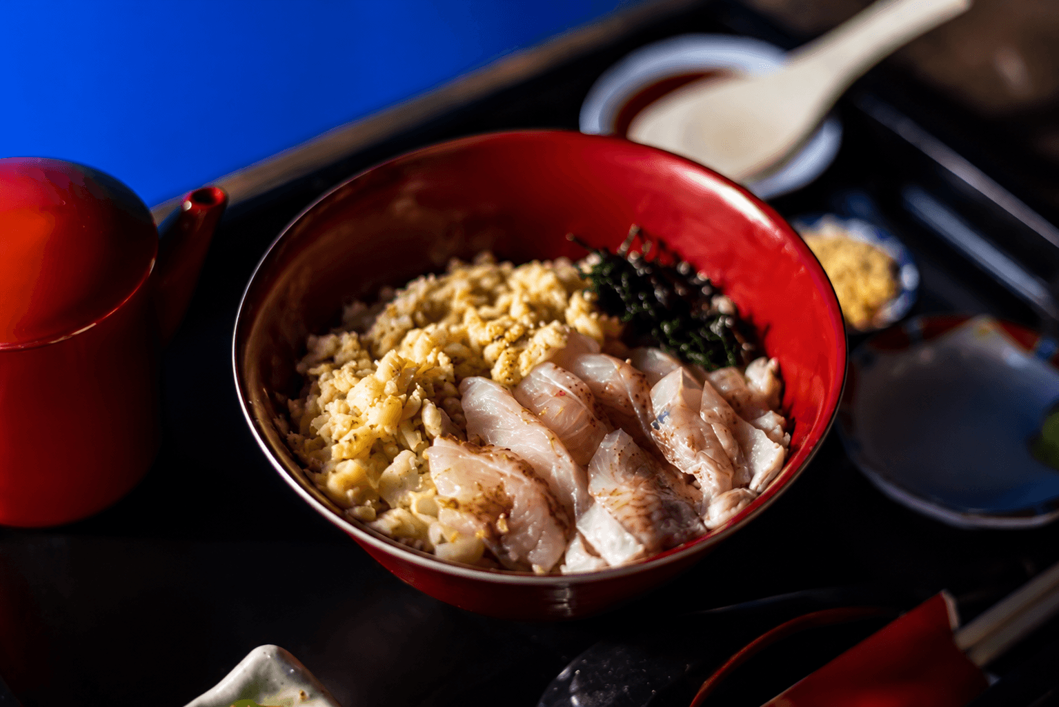 生のどぐろとほぐし身を盛り付けた、ハーフ&ハーフのどぐろ丼 並盛り