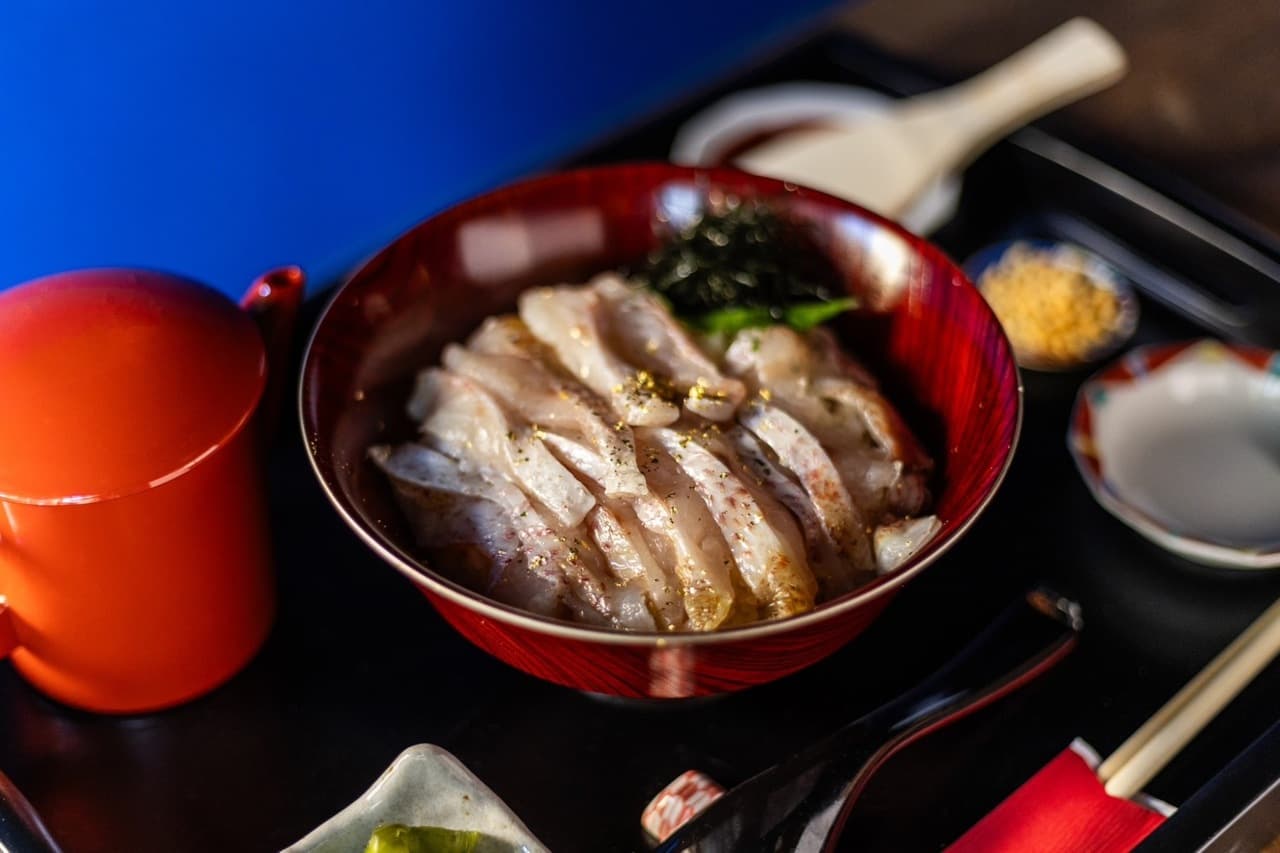 赤い漆器の丼に盛り付けた、生のどぐろ丼 並盛り