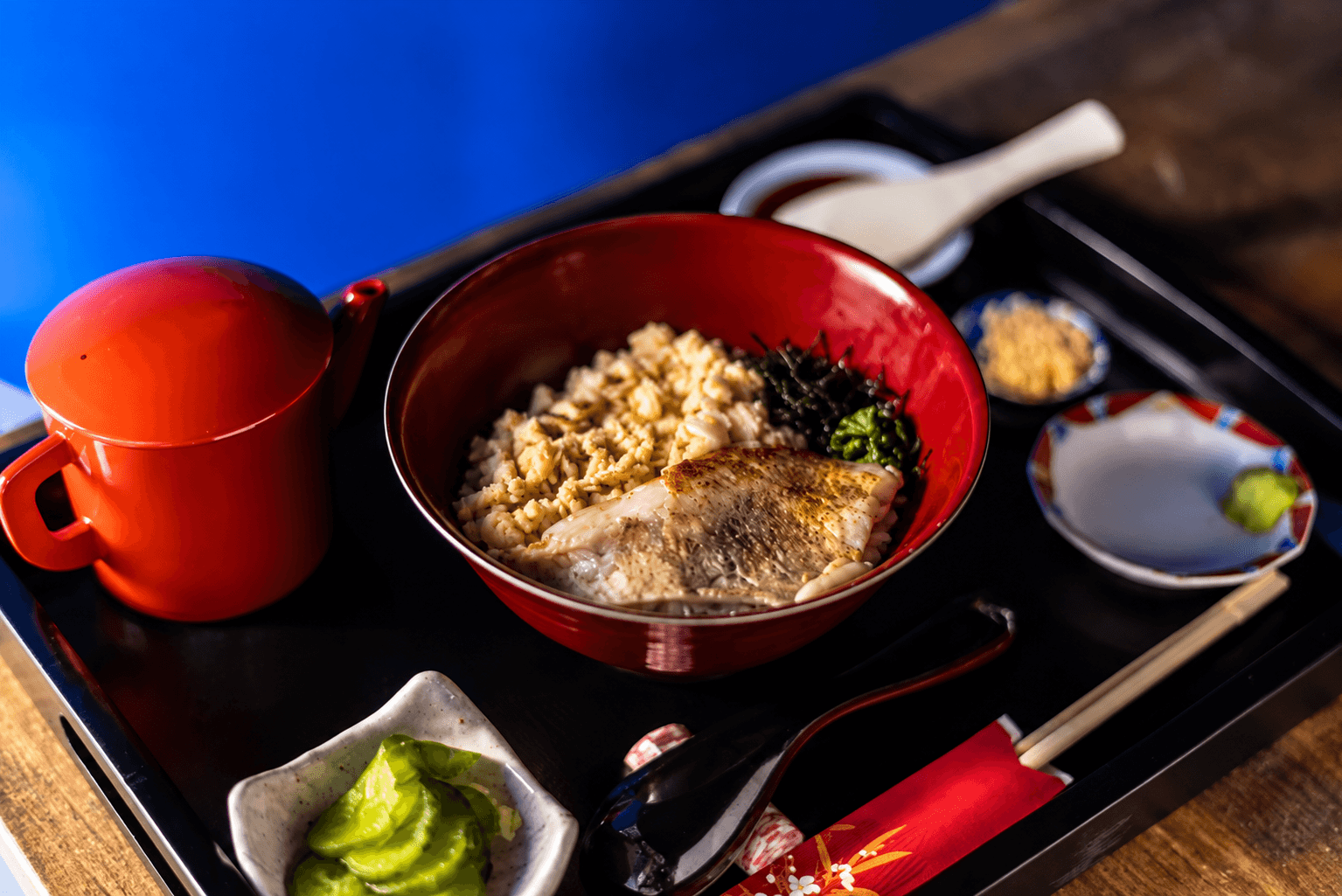 炭火で焼いたのどぐろとほぐし身を盛り付けた、焼きのどぐろ丼 並盛り